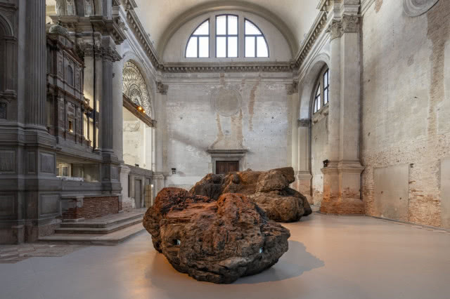 Diana Policarpo wmontowała w bryłę wideo - ze skały wydobywają się dźwięki. Zdjęcie  Matteo De Fina.