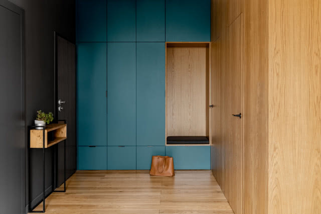 siedzisko wydzielone z niebieskiej szafy