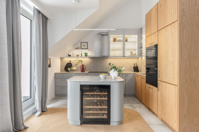 Wyspa w kuchni z lodówką na wino