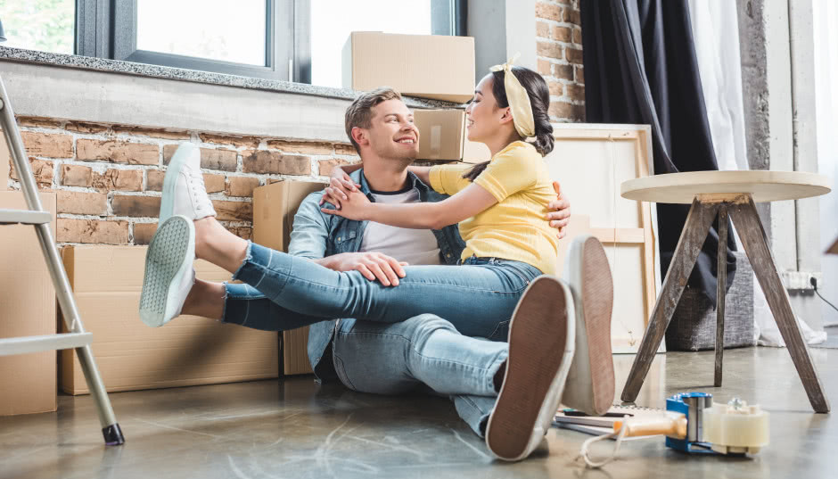 10 pomysłów na prezent na parapetówkę - sprawdź, co kupić znajomym po przeprowadzce!