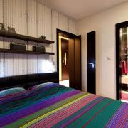 Wysoki blat wyspy kuchennej odcina kuchnię od...