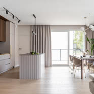 Gdańskie mieszkanie w stylu soft glam. Tu dominują obłe kształty!