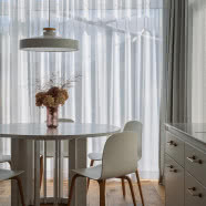 Dom na obrzeżach Szczecina urządzony w bieli i drewnie