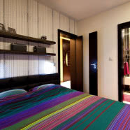 Brązowy apartament z pasiastymi dodatkami