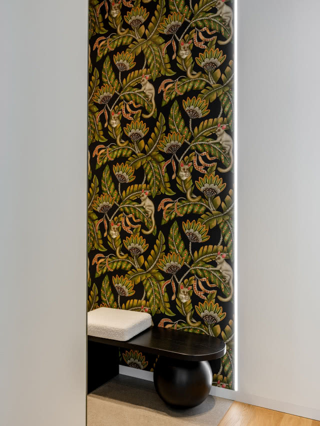 podświetlona ścianka obita tapetą