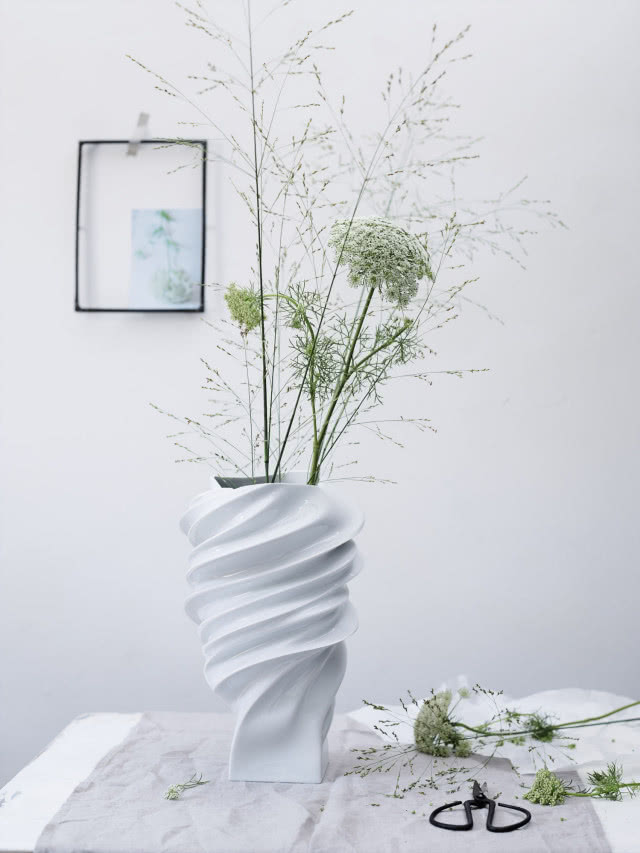 Designerski wazon „Squall” ukazuje ruch. rosenthal.pl 