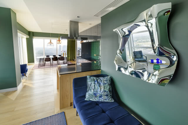 Oryginalne lustro na ścianie w przedpokoju