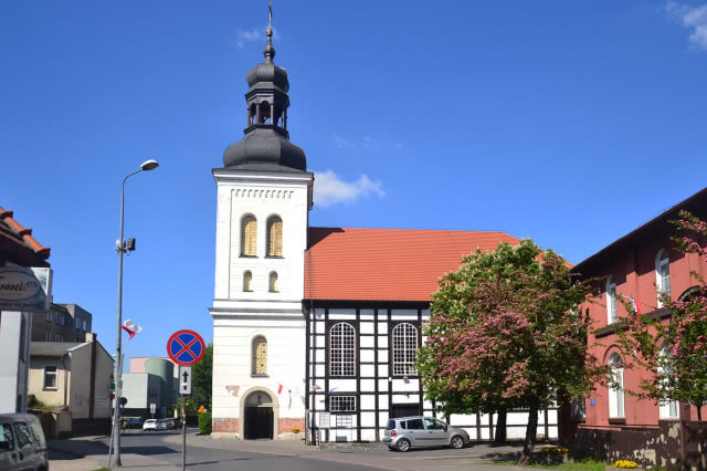 Te murale przedstawiają znane osoby! Stworzył je artysta, który podpisuje się pseudonimem “Mucha"