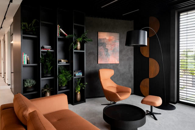 czarne ściany i sufit 