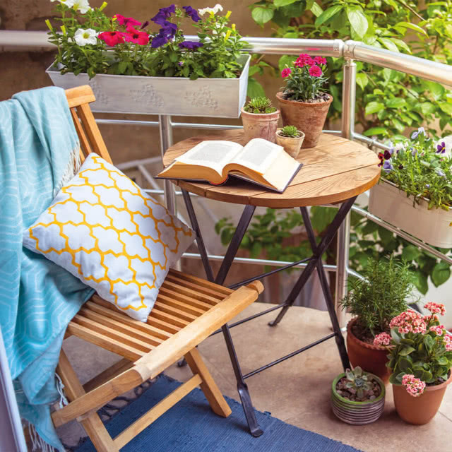 stolik z otwartą książką