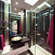 Wysoki blat wyspy kuchennej odcina kuchnię od...