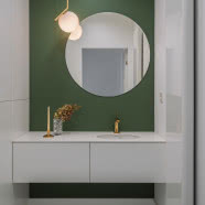 Dom na obrzeżach Szczecina urządzony w bieli i drewnie