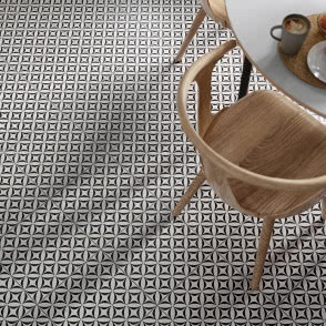 Kolekcja Vertigo, podłoga biało czarna, drewniane krzesło