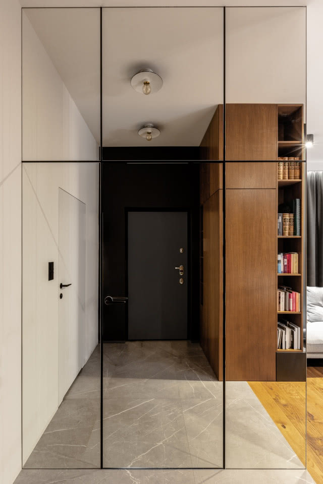 szklana zabudowa, odbijają się w niej drzwi wejściowe