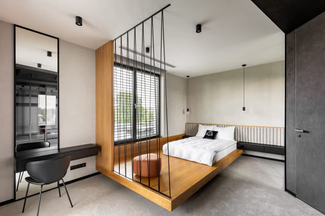 podest w sypialni z łóżkiem