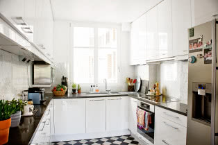 kuchnia w paryskim mieszkaniu
