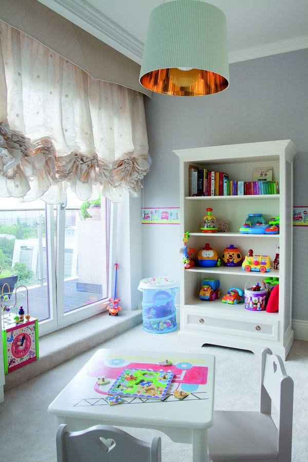 Pokój dziecka urządzono w jasnych kolorach.
