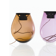 Blow Away Vase, zaprojektowana dla Moooi,
jest...