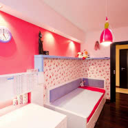 Brązowy apartament z pasiastymi dodatkami