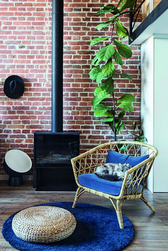 Mieszkanie w stylu boho z kominkiem i loftowym charakterem