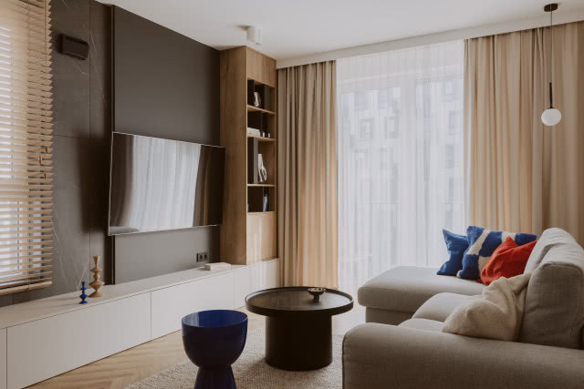 beżowy salon z kolorowymi dodatkami