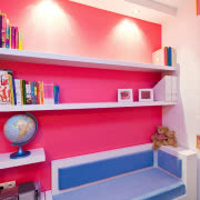 Wysoki blat wyspy kuchennej odcina kuchnię od...