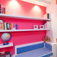 Brązowy apartament z pasiastymi dodatkami