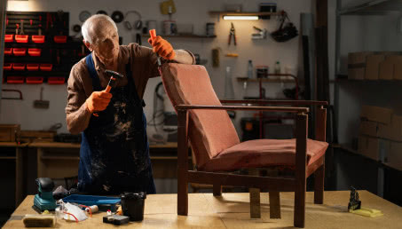 Ile kosztuje obicie kanapy, fotela, a ile pranie tapicerki? Cennik usług tapicerskich 2025