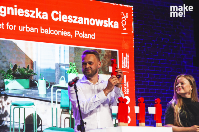 make me! Wręczenie nagród w konkursie. Ze statuetką Dyrektor Łódź Design Festival - Michał Piernikowski. fot. Aleksandra Pawłowska