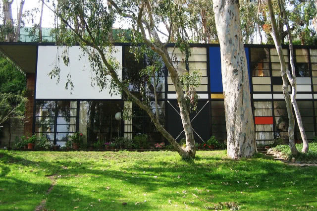 dom z kolorowymi panelami