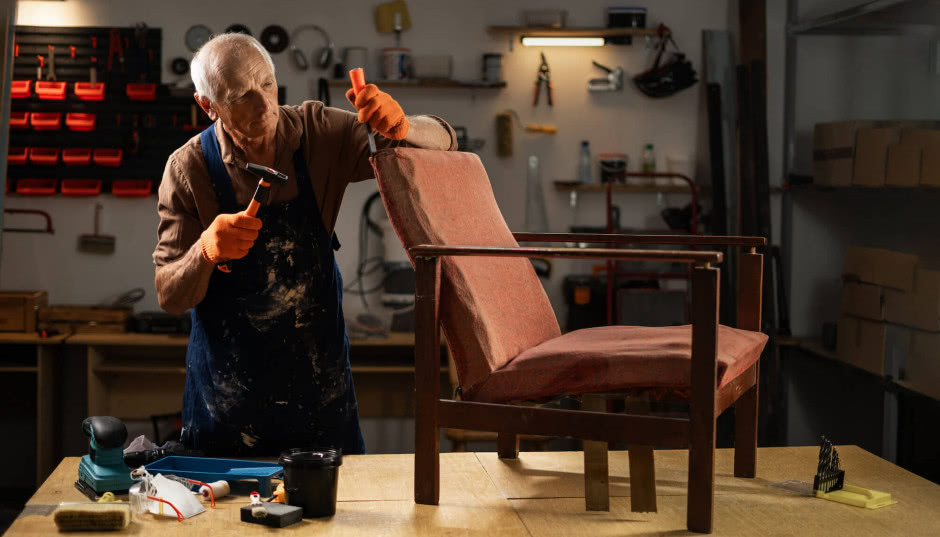 Ile kosztuje obicie kanapy, fotela, a ile pranie tapicerki? Cennik usług tapicerskich 2025