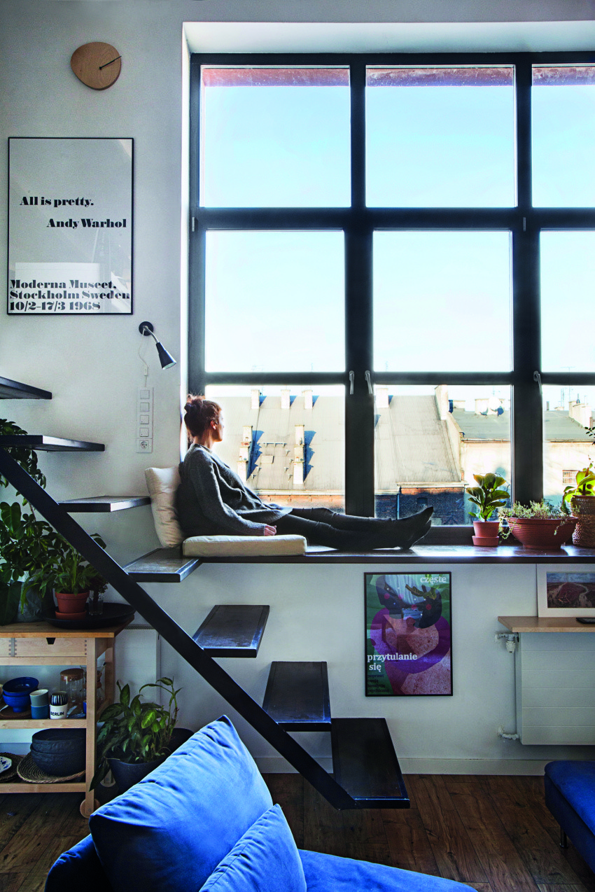 Ogromne okno o prostych, graficznych
ramach...