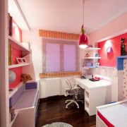 Wysoki blat wyspy kuchennej odcina kuchnię od...