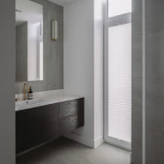 Dom na obrzeżach Szczecina urządzony w bieli i drewnie