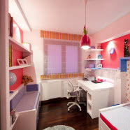 Brązowy apartament z pasiastymi dodatkami