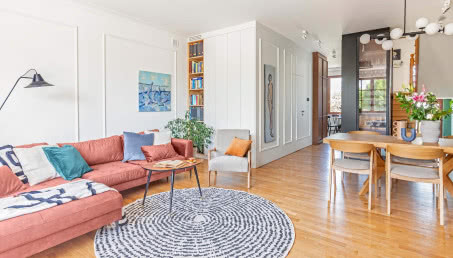 Udana metamorfoza dwupoziomowego mieszkania. Wnętrza ze sztuką 