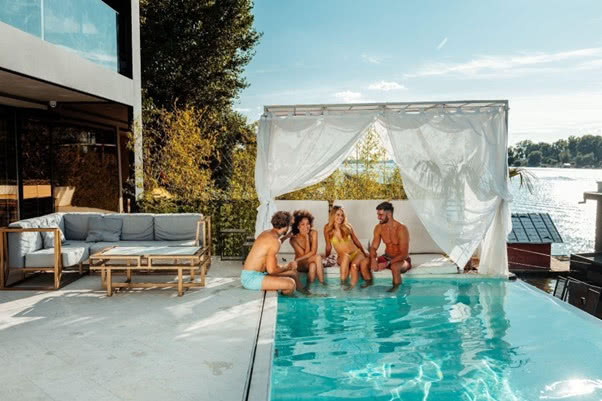 basen, taras, meble ogrodowe, drzewa