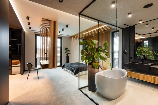 sypialnia połączona z łazienką