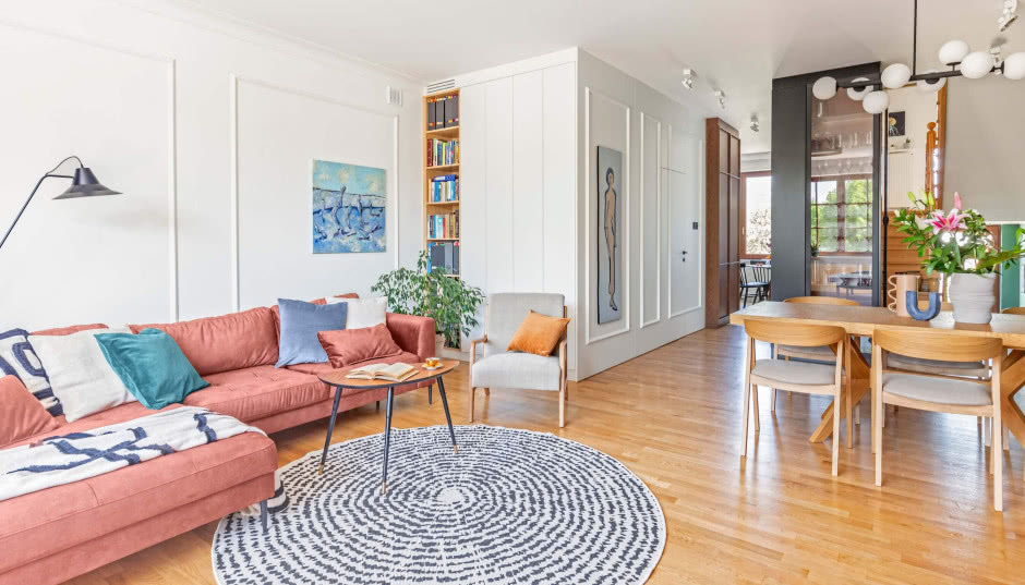 Udana metamorfoza dwupoziomowego mieszkania. Wnętrza ze sztuką 