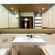 Wysoki blat wyspy kuchennej odcina kuchnię od...