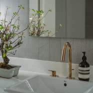 Dom na obrzeżach Szczecina urządzony w bieli i drewnie