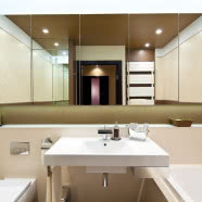 Brązowy apartament z pasiastymi dodatkami