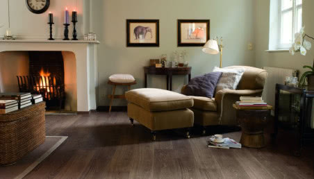 Drewniana podłoga do salonu - jaki gatunek wybrać