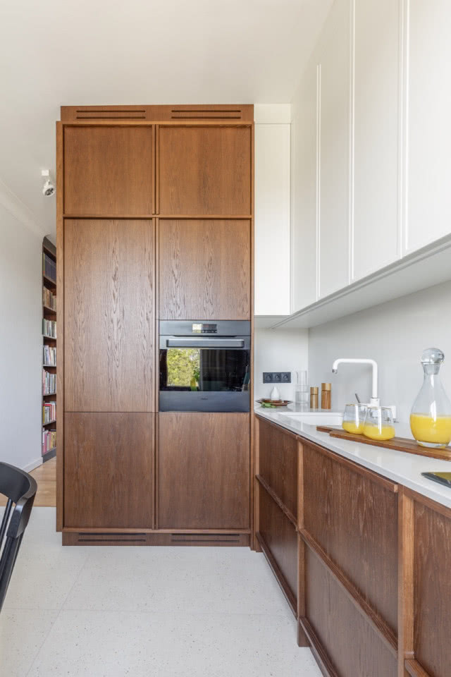 białe i drewniane meble kuchenne