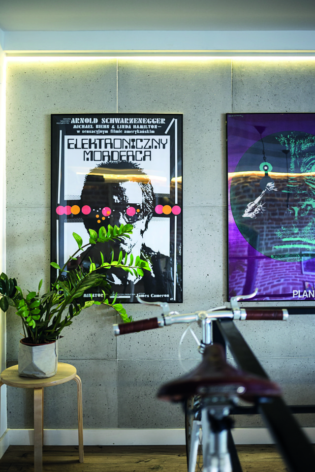 Kolorowe plakaty filmowe na tle betonowej ściany