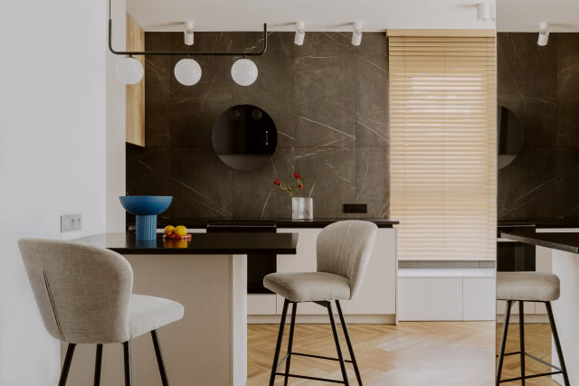 Biała kuchnia z drewnem i szarością