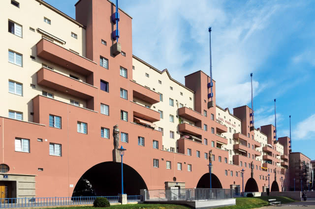 najdłuższy budynek Karl-Marx-Hof - widok na dwie bramy