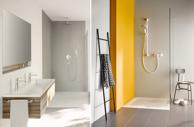 Od lewej baterie umywalkowe KLUDI LOUVA,                      zestaw wannowo-natryskowy KLUDI PURE&EASY, krzesło, żółta ściana w kabinie prysznicowej, wanna do zabudowy, buty, płaski brodzik