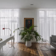 Dom na obrzeżach Szczecina urządzony w bieli i drewnie