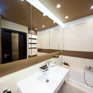 Brązowy apartament z pasiastymi dodatkami